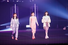 左から秋田汐梨、永瀬莉子、田鍋梨々花。