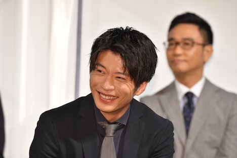 田中圭(手前)