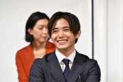 山田涼介（手前）