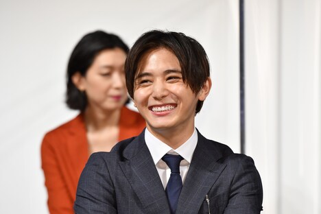 山田涼介(手前)