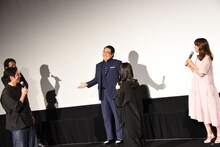 ロバート・デ・ニーロのような身振りをする小手伸也（中央）。