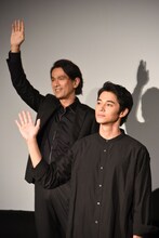 東出昌大（前方）と江口洋介（後方）。