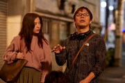 「きみの瞳が問いかけている」メイキング写真より、吉高由里子(左)と三木孝浩(右)。
