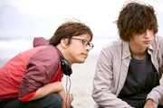 「きみの瞳が問いかけている」メイキング写真より、三木孝浩(左)と横浜流星(右)。