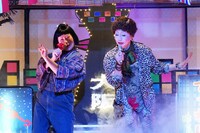 「妖怪シェアハウス」“第七怪”より。池谷のぶえ演じる座敷童子（左）、峯村リエ演じるヨモツシコメ（右）。