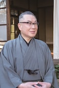 「空に住む」より、岩下尚史演じる野村。
