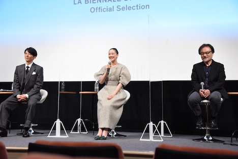 左から高橋一生、蒼井優、黒沢清。