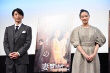 第77回ヴェネツィア国際映画祭の「スパイの妻」記者会見の様子。左から高橋一生、蒼井優。