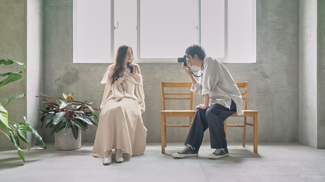 左から新木優子、北村匠海。