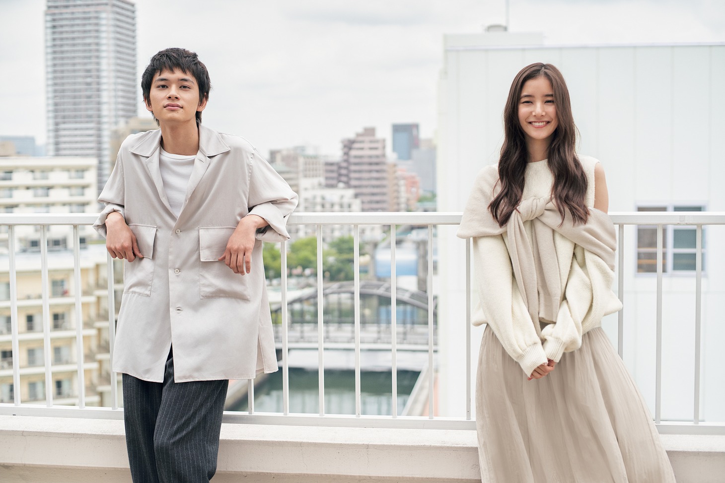 左から北村匠海、新木優子。