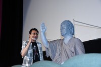 大仏にスペシウム光線のポーズを伝授する古谷敏（左）。