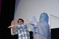 大仏とスペシウム光線のポーズを披露する古谷敏（左）。