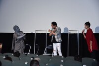 マッハ文朱（右）がキララの変身ポーズを伝授する様子。