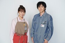 左から安達桃子役の有村架純、吉岡真人役の林遣都。