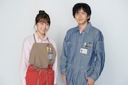 左から安達桃子役の有村架純、吉岡真人役の林遣都。