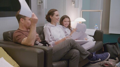 中央左からアンジェリーナ・ジョリー、ブルックリン・キンバリー・プリンス。