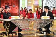 左から中居正広、田中圭。