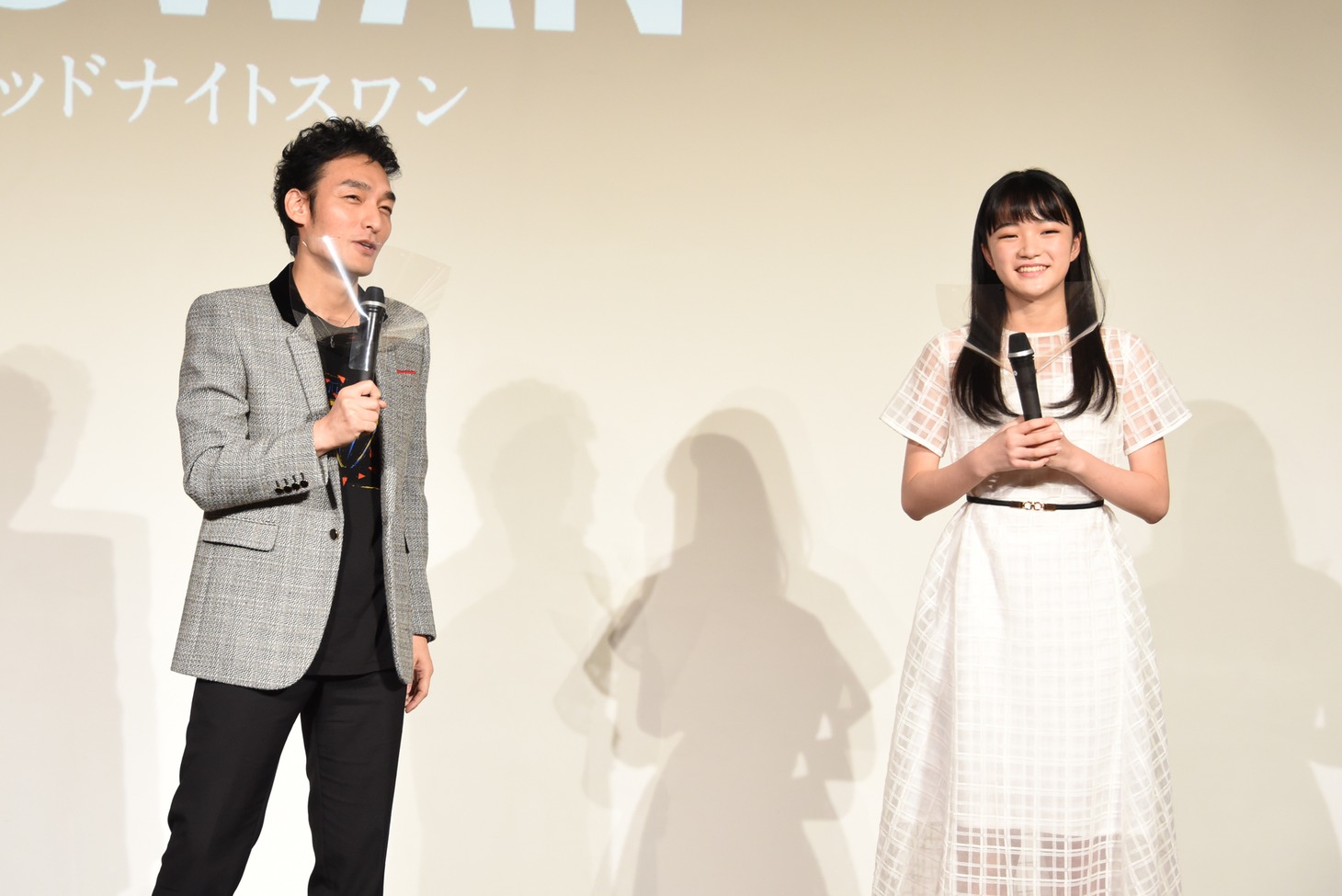 左から草なぎ剛、服部樹咲。