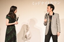 左から真飛聖、草なぎ剛。