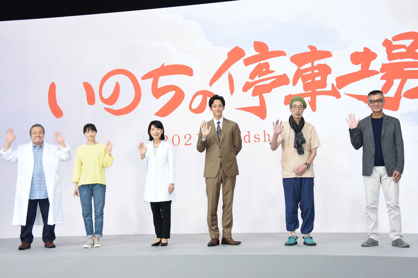 「いのちの停車場」撮影現場会見にて、左から西田敏行、広瀬すず、吉永小百合、松坂桃李、みなみらんぼう、成島出。