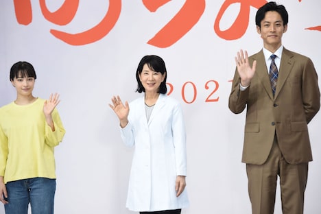 役衣装で登壇したキャスト陣。左から広瀬すず、吉永小百合、松坂桃李。