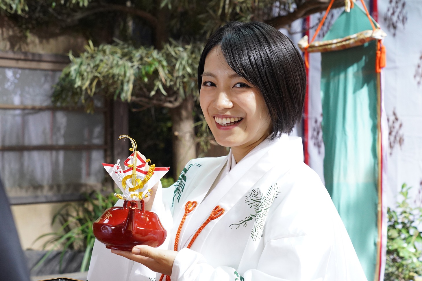 巫女役のmiwa。