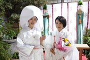 左から目黒澪役の小芝風花、巫女役のmiwa。