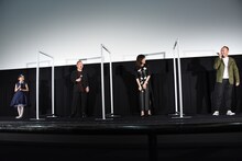 「喜劇 愛妻物語」公開記念舞台挨拶の様子。左から新津ちせ、濱田岳、水川あさみ、足立紳。