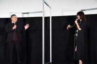 左から濱田岳、水川あさみ。