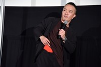 劇中モチーフにもなった赤パンツをはいてきた濱田岳。