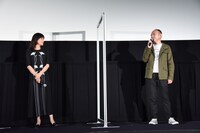 左から水川あさみ、足立紳。