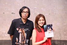 左から行定勲、東紗友美。