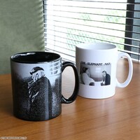 「エレファント・マン」マグカップ（各税込1980円）