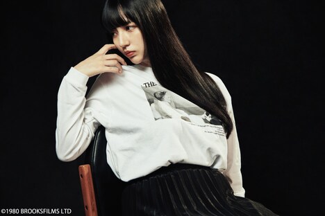 「エレファント・マン」ロングTシャツ ホワイトの着用写真。