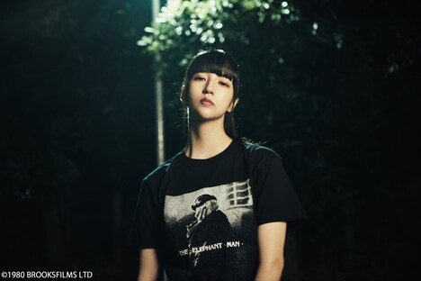 「エレファント・マン」Tシャツ ブラックの着用写真。