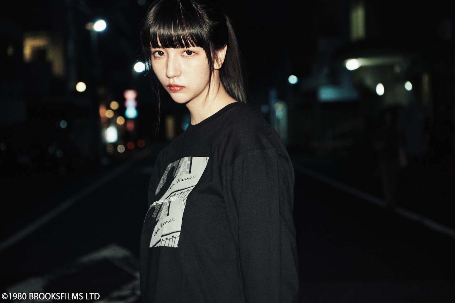 「エレファント・マン」ロングTシャツ ブラックの着用写真。