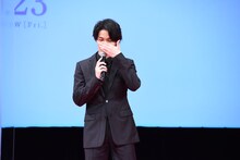 サプライズが書かれたカンペを見ないようにする横浜流星。