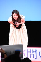 サプライズが書かれたカンペを見る吉高由里子。