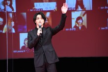 ファンに手を振る横浜流星。