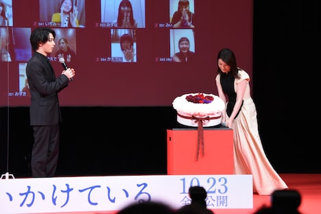 フラワーケーキを運び入れる吉高由里子（右）。