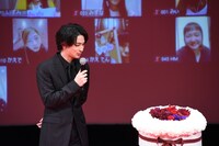 フラワーケーキを見る横浜流星。