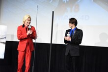 劇中でキーポイントとなる“赤と青”の衣装で登場したカズレーザー（左）と磯村勇斗（右）。