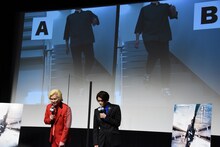 逆再生映像を使ったクイズに挑戦するカズレーザー（左）と磯村勇斗（右）。