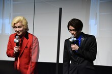 逆再生映像を使ったクイズに挑戦するカズレーザー（左）と磯村勇斗（右）。