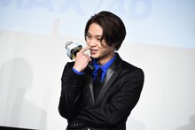 自分の逆再生映像を観て笑う磯村勇斗。