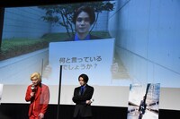 逆再生映像を使ったクイズに挑戦するカズレーザー（左）。