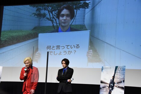 逆再生映像を使ったクイズに挑戦するカズレーザー（左）。