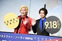 左からカズレーザー、磯村勇斗。