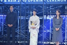 左から要潤、剛力彩芽、ソニン。