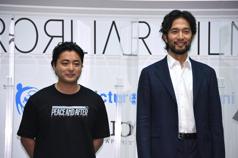 左から山田孝之、阿部進之介。